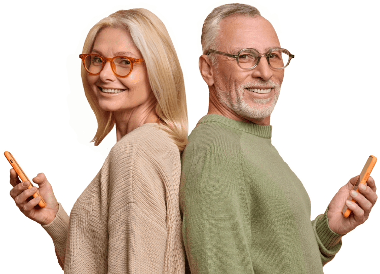 dos-personas-sonriendo-sosteniendo-cada-uno-su-celular.png